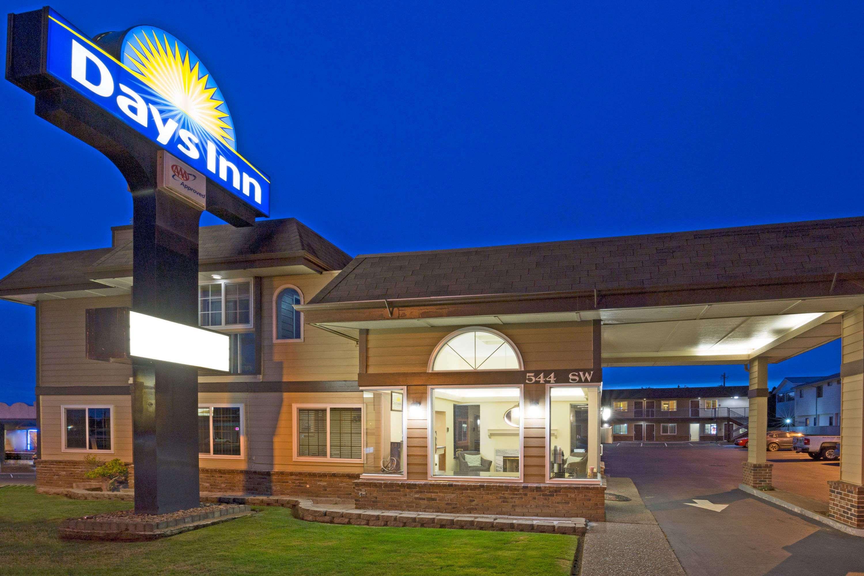 Days Inn By Wyndham Newport Or Ngoại thất bức ảnh