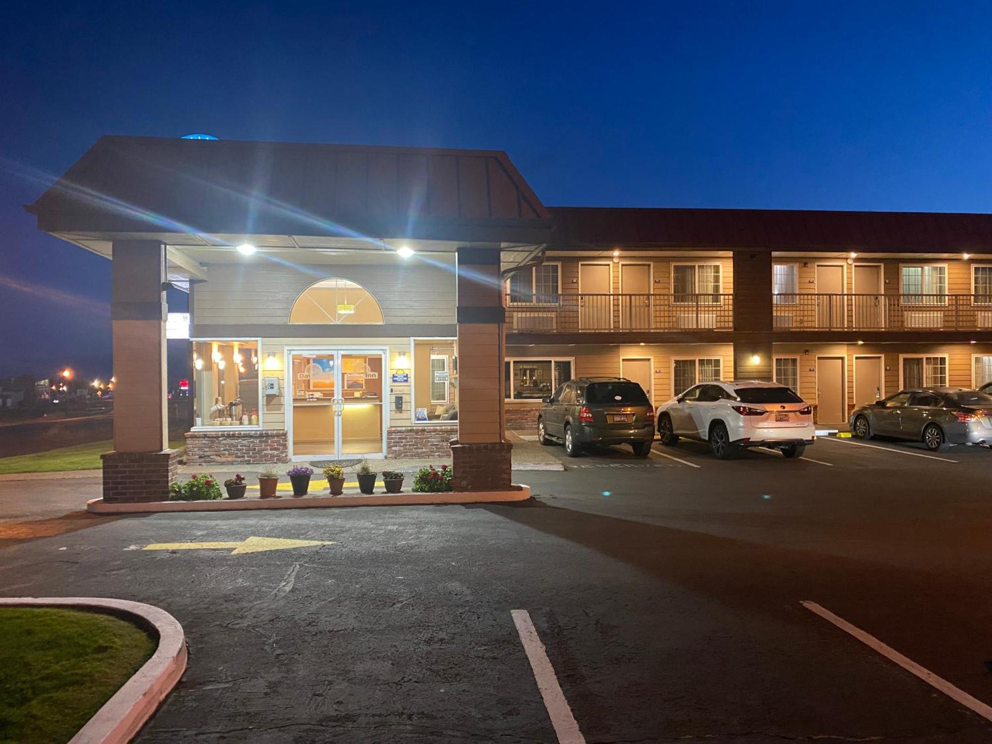 Days Inn By Wyndham Newport Or Ngoại thất bức ảnh