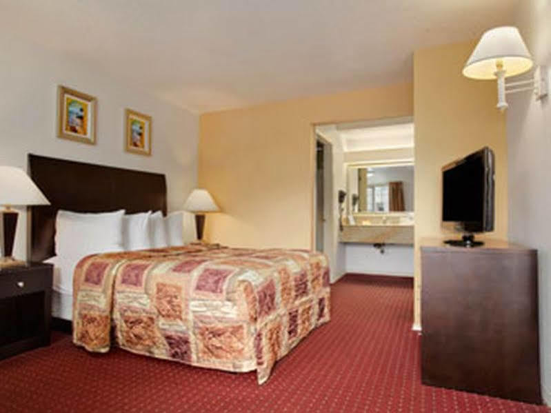 Days Inn By Wyndham Newport Or Ngoại thất bức ảnh